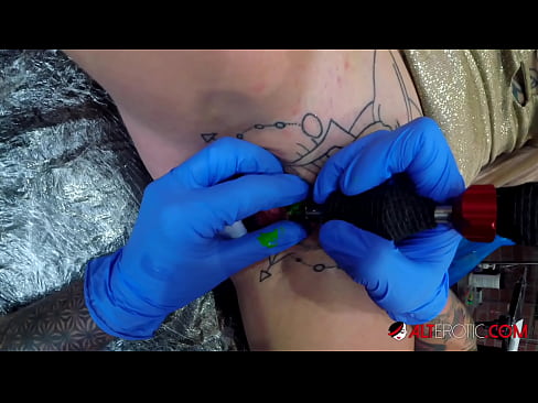 ❤️ Sully Savage, une chaudasse extrêmement tatouée, s'est fait tatouer le clitoris. ❌ Porno at fr.pornio.xyz ❤